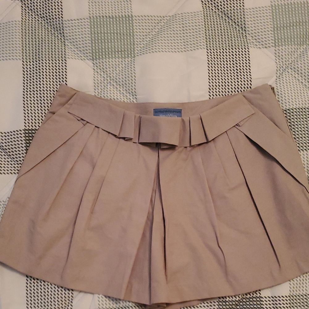 Simply Vera Vera Wang Tan Pleated Shorts with Bow - Picture 1 of 4